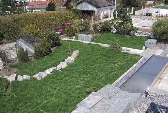 Gartenanlage mit Wasserlauf aus Granitquadern und Auffangbecken
