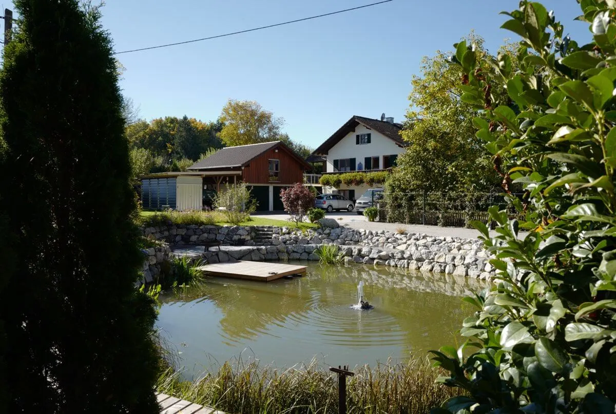 Fertiger Teich mit Steg und Fontäne